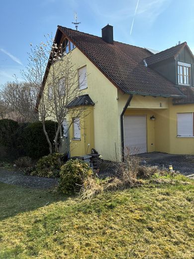 Maison jumelée adaptée aux familles avec jardin, sauna, studio et sous-sol à Stegaurach – Terrasse