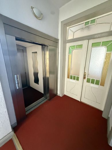 Eingang mit Fahrstuhl