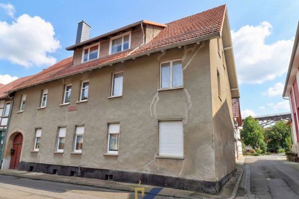 Property package with development potential – Two residential buildings in Lengenfeld unterm Stein