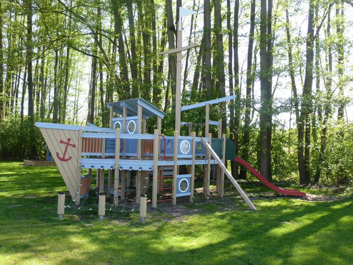 Ferienhaus mit eigenem Bootssteg im Hafendorf Rheinsberg – Spielplatz im Hafendorf