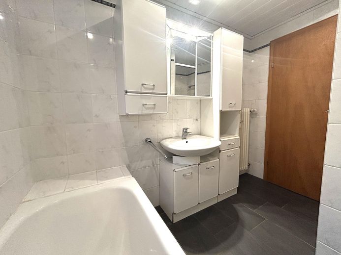 Wieder verfügbar: Große 3-Zimmerwohnung mit traumhaftem Ausblick in Alfelder Bestlage – Bad