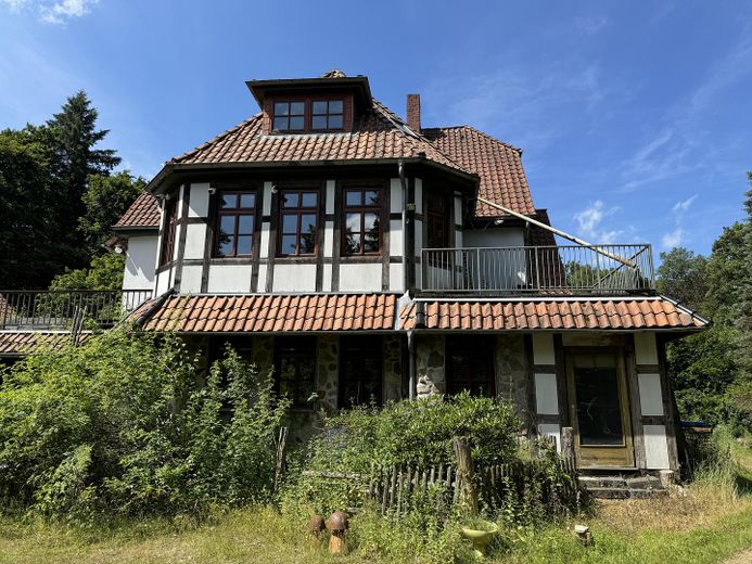 altes Forsthaus, Nebengebäude, 7600qm Grundstück, teilbar in 4 Baugrundstücke einzeln erwerbar – Ansicht Hofseite