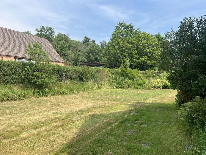 2 Familienhaus mit Scheune, Garagen und großem Garten – Garten