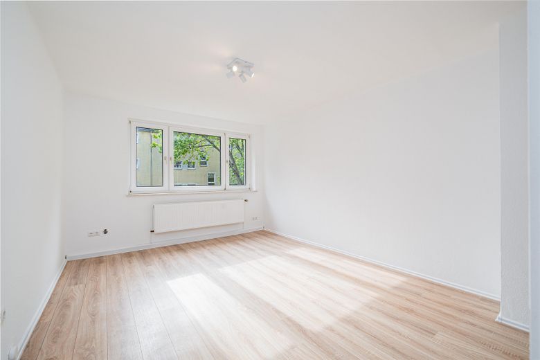 No commission from the owner – renovated 3-room apartment with new kitchen – Schlafzimmer