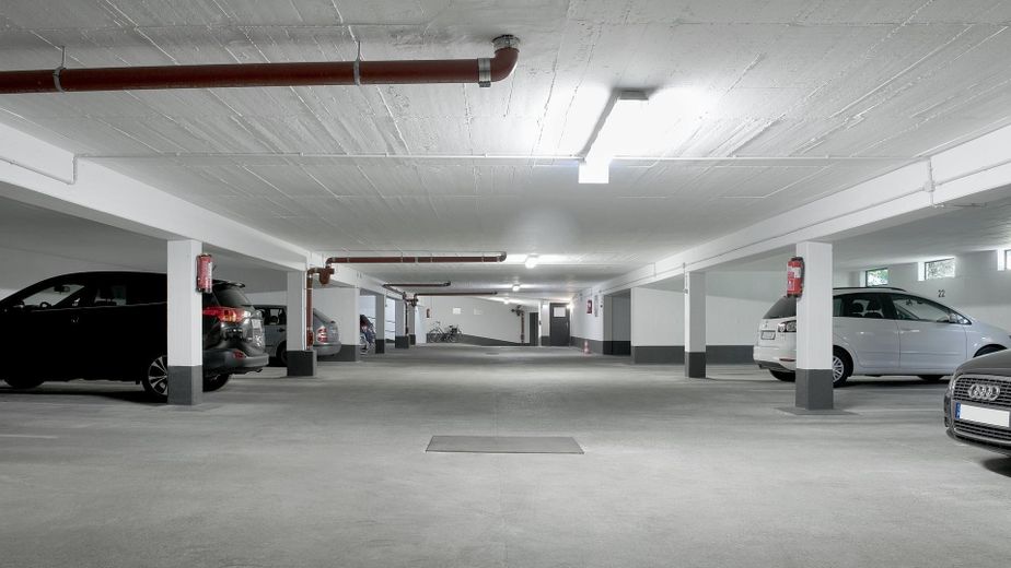 Tiefgaragenstellplatz in zentraler Lage – Foto 1