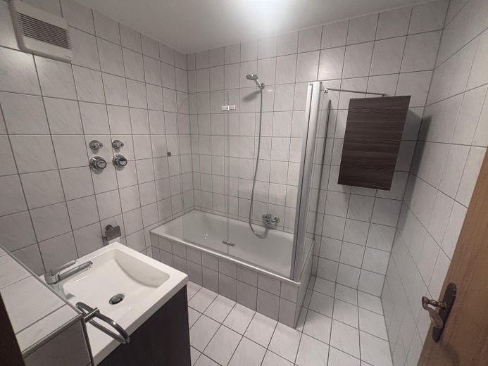 Charmante 2-Zimmer-Wohnung mit Balkon, Stellplatz und Einbauküche – Erstbezug nach Renovierung – Badezimmer