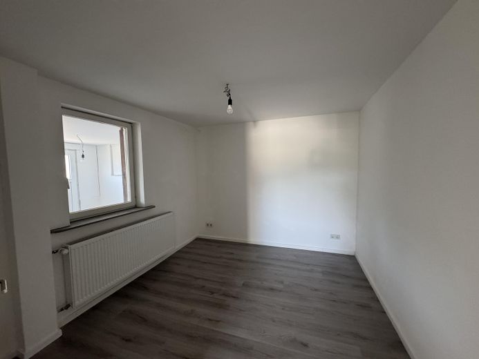 Modernisiertes Einfamilienhaus mit 1.025 m² Grundstück, Wintergarten & großem Garten – Kinderzimmer OG
