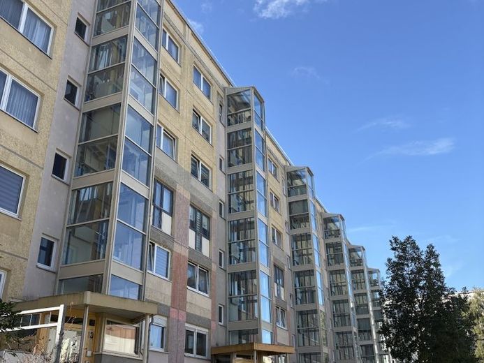 Modernes Wohnen: Aufzug, helle Küche mit Fenster und praktische Abstellkammer – Foto 1