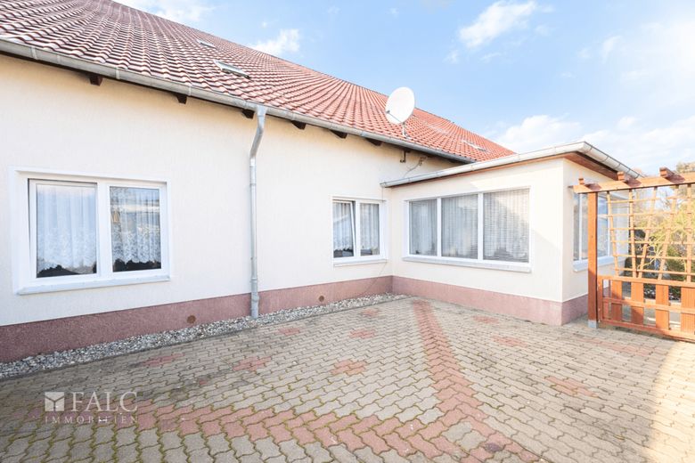 Dassow: Große Doppelhaushälfte mit Werkstatt, Scheune, 3 Garagen und 2.589 m² Grundstück – Außenansicht