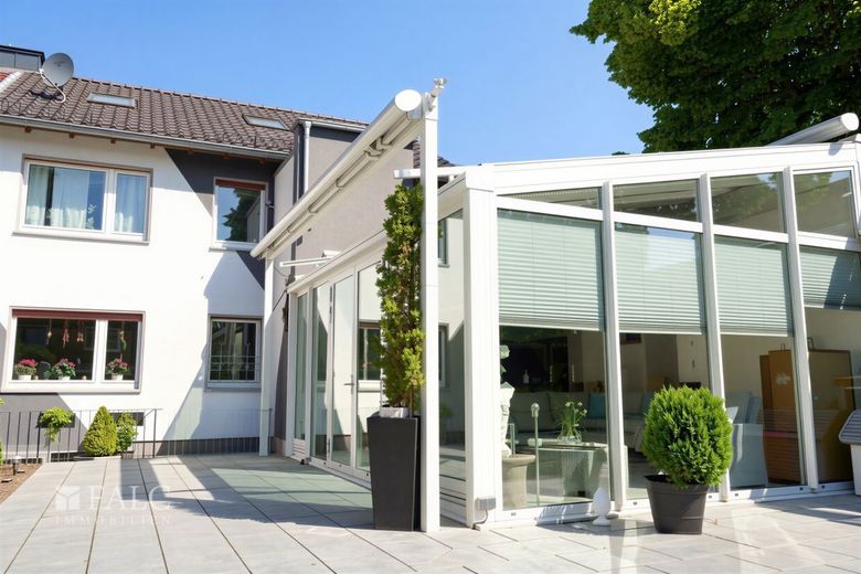 Zweifamilienhaus mit vielseitigen Nutzungsmöglichkeiten in ruhiger Wohnlage – Terrasse