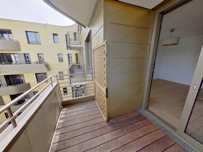 **Hochwertige 3-Zi.-Neubauwhg. mit EBK, 2 Bädern, Balkon und Rheinblick, direkt am Zollhafen** – Balkon