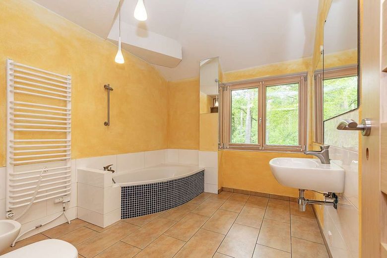 Moderne Architektenvilla in Hanglage - Design, Licht &amp; Natur in Perfektion – geschmackvolles Bad OG