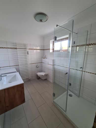 Lichtdurchflutete 3-Zi.-EG-Wohnung in Strandnähe in Pelzerhaken – Duschbad