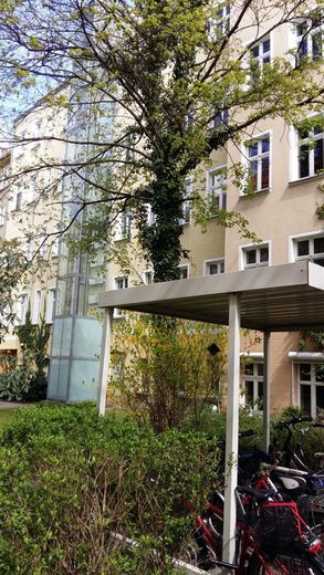 Stilvoll modernisierte Altbauwohnung mit Balkon im beliebten Florakiez – Hinterhof