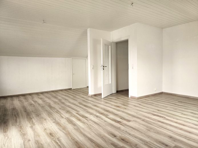 Schöne, helle DG-Wohnung mit großem Balkon – Foto 4