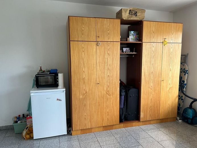 Provisionsfrei:1-Personen-Appartment möbliert, EBK, Bad, Balkon, Bergblick – Kleiderschrank & Kühlschrank