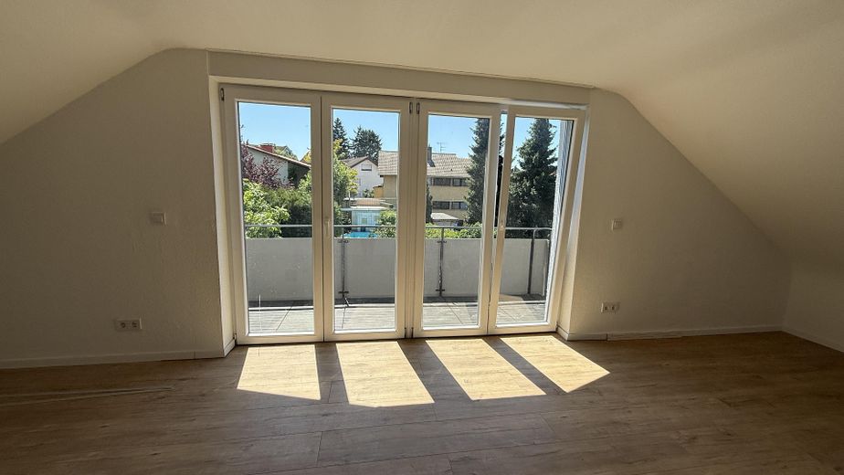 Frisch sanierter Wohntraum mit Weitblick – Erstbezug nach Komplettmodernisierung! – Wohn-Esssbereich