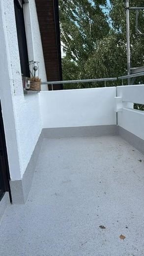 Ampio appartamento di 4 locali con balcone e garage - investimento – Balkon