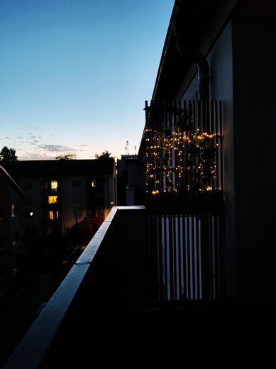 Ruhiges Wohnen mit Penthouse-Flair: Barrierefreie 3-Zi.-Whg, Aufzug, 20m² SW-Balkon, provisionsfrei – Großer Abstand