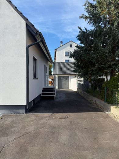Charmantes, kernsaniertes Einfamilienhaus mit hochwertiger Ausstattung – Einfahrt zur Garage