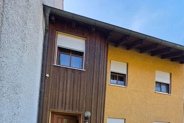 casa adosada tranquila de 4 habitaciones con jardín de invierno, estufa de azulejos y cocina equipada en Deggendorf