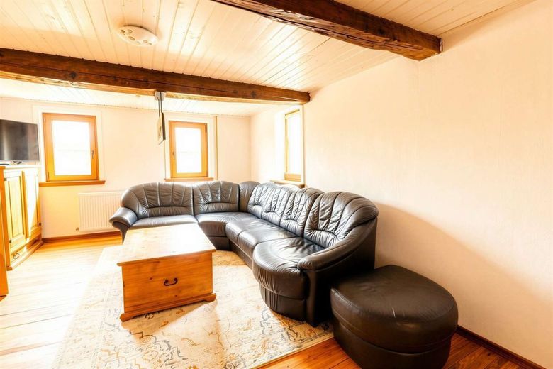 WRS Immobilien - käuferprovisionsfrei - Einfamilienhaus mit großer Scheune - Pelletheizung + Solar – Wohnzimmer
