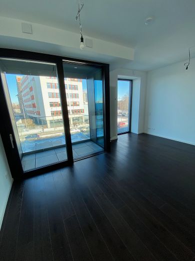 شقة راقية بغرفتين في OASIS – مع شرفة وخدمة كونسيرج مباشرة على نهر شبريه – Wohnzimmer, Loggia und Balkon