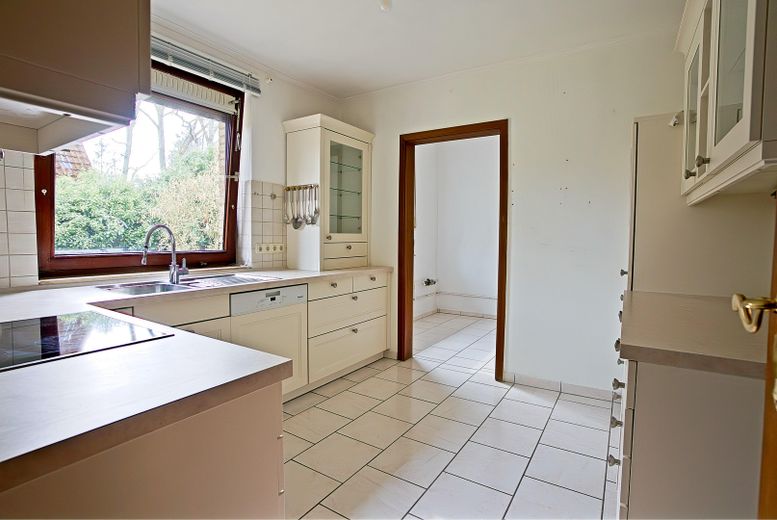 Ruhige EG-Wohnung (unmöbliert) mit Garten in Bad Bevensen – Küche, Blick vom Eingang