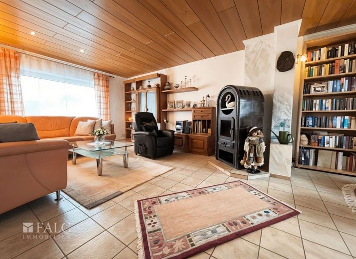 Einfamilienhaus auf 927 m² Grundstück - modernisiert, energieeffizient und familienfreundlich – Wohnzimmer