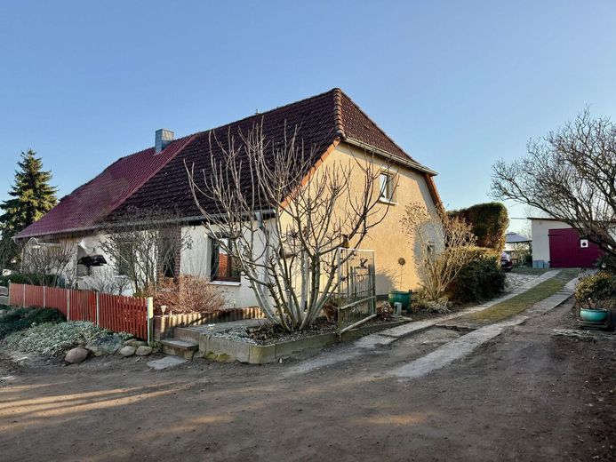 HORN IMMOBILIEN++ 15 km bis Neubrandenburg, schöne Doppelhaushälfte mit großen Grundstück &amp; 2 Garagen – Nutzen Sie Ihre Chance!