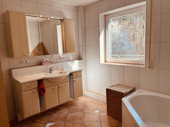 Light-filled 6.5-room apartment – Badezimmer