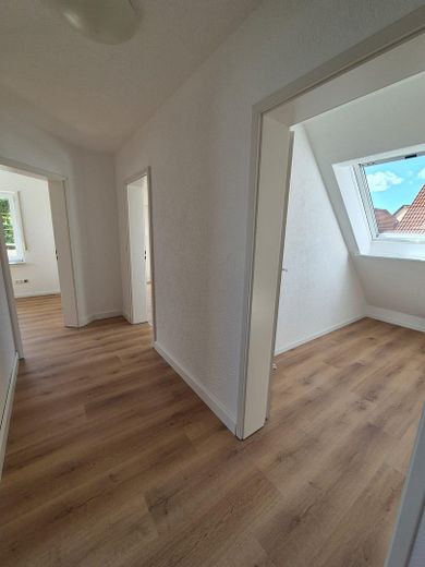 Frisch renovierte 5-Zi.-DG-Wohnung | Balkon | EBK | 85 m² | Schwäbische Alb | provisionsfrei – Flur