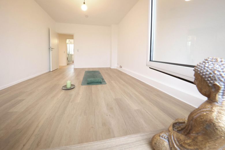 Attractively renovated + partially furnished + 3-room apartment, quietly located with fitted kitchen, cellar & bathroom with daylight – Schlaf- / Wohnzimmer