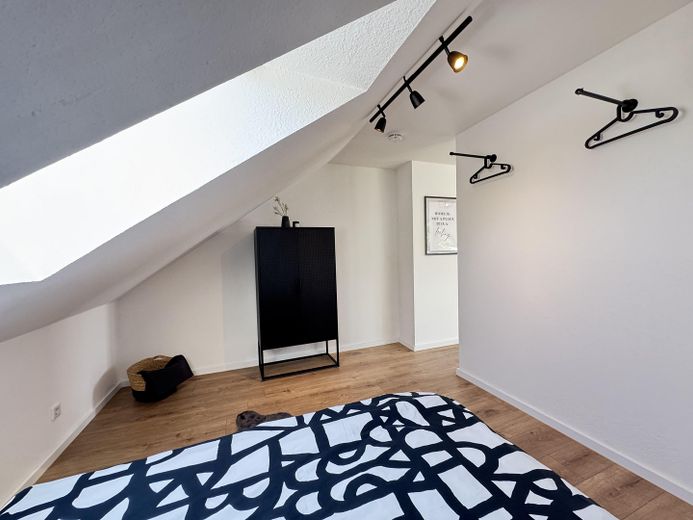 Modernes 2-Zimmer-Dachgeschoss-Apartment mit Dachterrasse & Stil – Schlafbereich 