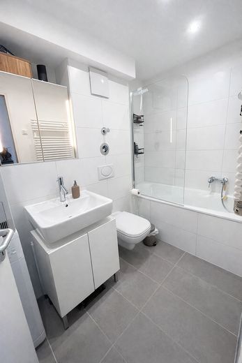 Modernes Bad mit Badewanne