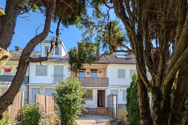 Maison mitoyenne intermédiaire à rénover dans un quartier calme – Sans commission !