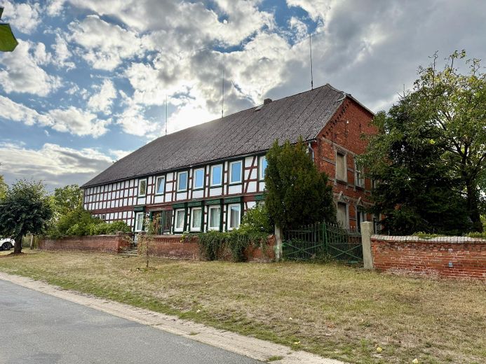Historic three-sided farmstead with planning permission for residential use & guest accommodation along the Green Belt – Straßenansicht