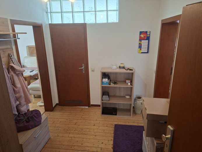 Helle Dreizimmerwohnung, Parterre mit großer Gartenterrasse – Diele