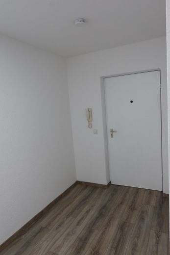 Appartement 3 pièces avec balcon et place de stationnement à Niefern – Flur