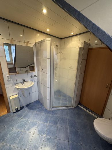 Badezimmer mit Dusche
