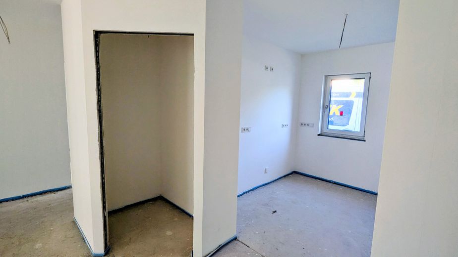 Yeni binada zemin katta 4 odalı daire, ilk kullanım, teras + bahçe, ankastre mutfak, Wallbox donanımlı kapalı otopark yeri – Küche und Abstellraum