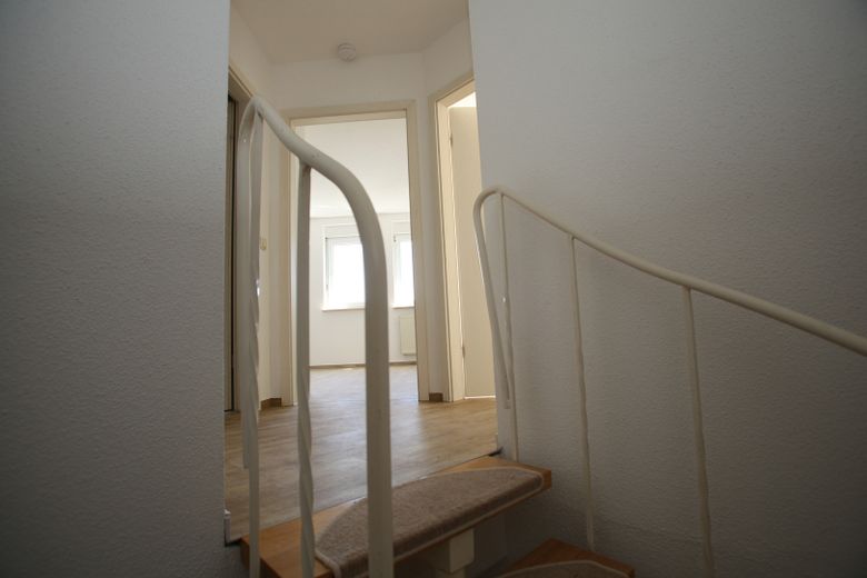 Comfortable 3-room maisonette apartment with balcony and underground garage in Plauen – Treppe