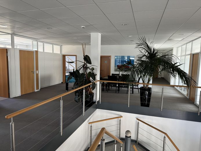 helles, modernes Büro in verkehrsgünstiger und dennoch ruhier Lage zu vermieten – Bürobereich 1. OG
