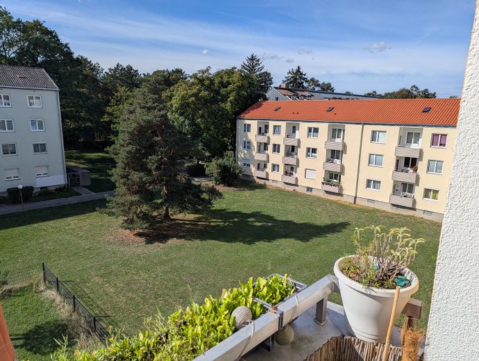 | Solide Rendite Nahe MIRA | Intelligenter 4-Zimmer-Schnitt mit Sonnenausrichtung | – Blick vom Balkon
