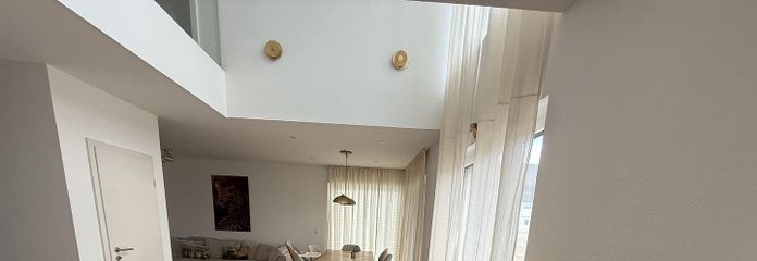 Offener Luftraum mit Kochblock