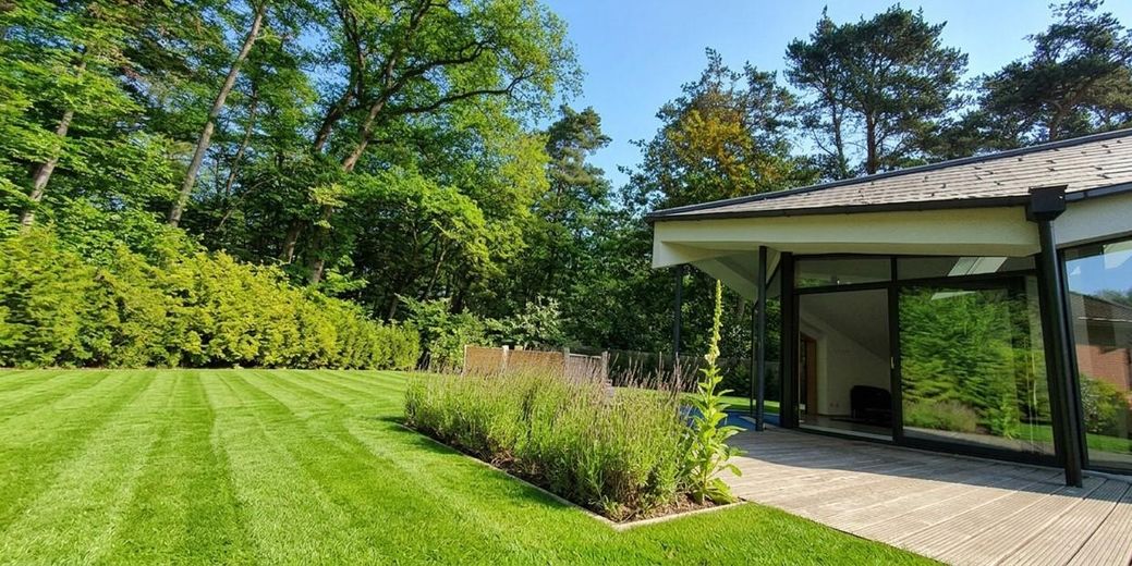Renoviert & provisionsfrei: Lichtdurchflutete, moderne Villa auf Traumgrundstück – Ansicht Garten / Haus