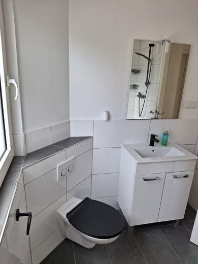 Zentral gelegene sanierte 2-Zimmer EG Wohnung Lev Schlebusch mit Terrasse – Bad