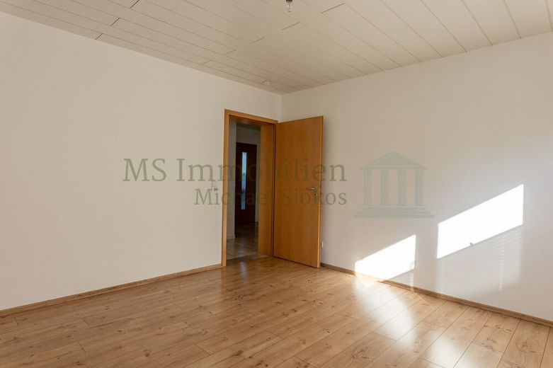 *** Charmante 4-Zimmer-Hochparterre-Wohnung mit Terrasse und Garten *** – Zimmer 1 Ansicht 2