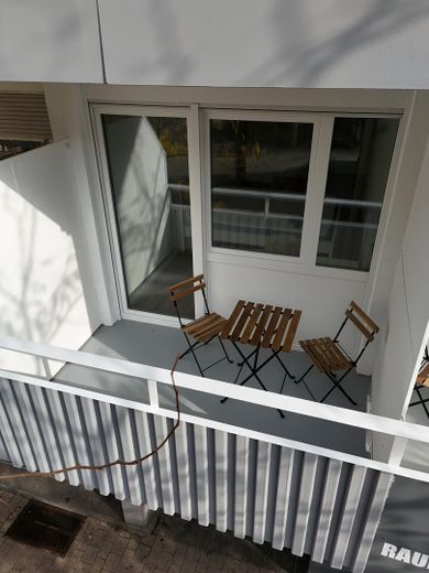 Stanza in appartamento condiviso con balcone | Ristrutturata con materiali di pregio e completamente arredata – Balkon