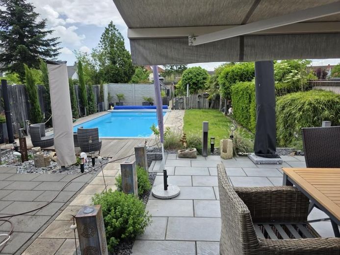Modern saniertes Zweifamilienhaus auf großen Grundstück mit Pool und Garage – Bild 1